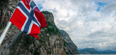 Norveçin Monqstad şəhərində neft emalı zavodunda yanğın baş verib