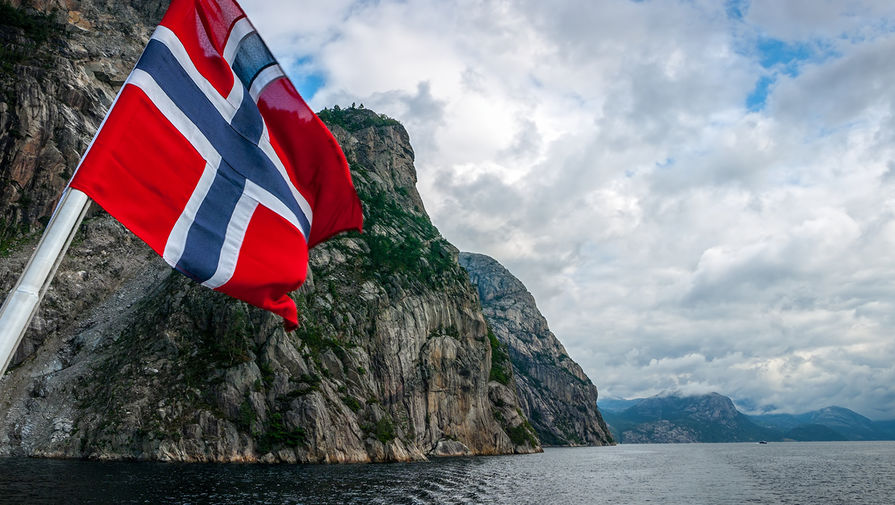 Norveçin Monqstad şəhərində neft emalı zavodunda yanğın baş verib