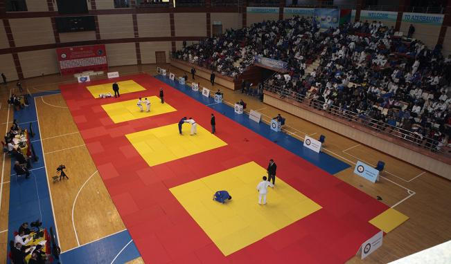 Azərbaycan millisinin üzvü qabırğasını sındırdı
