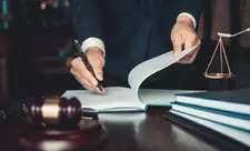 Bakıda mənzilə silahlı basqında polisə müqavimət göstərərək qaçan şəxsin məhkəməsi başlayıb