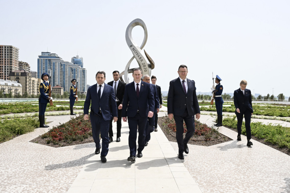 Aleksandr Turçin Zəfər parkını ziyarət edib