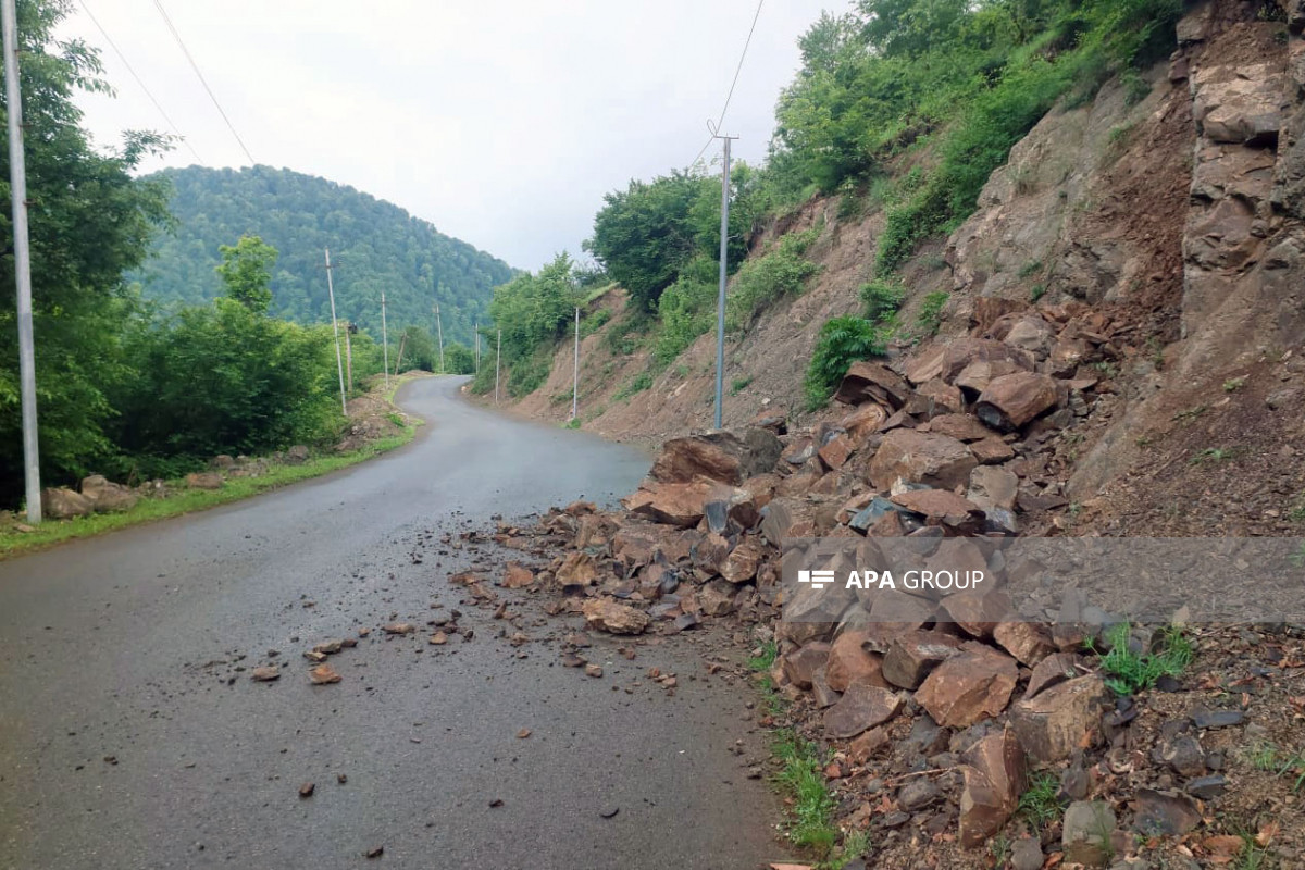 Astarada yolda sürüşmə və çökmə baş verib