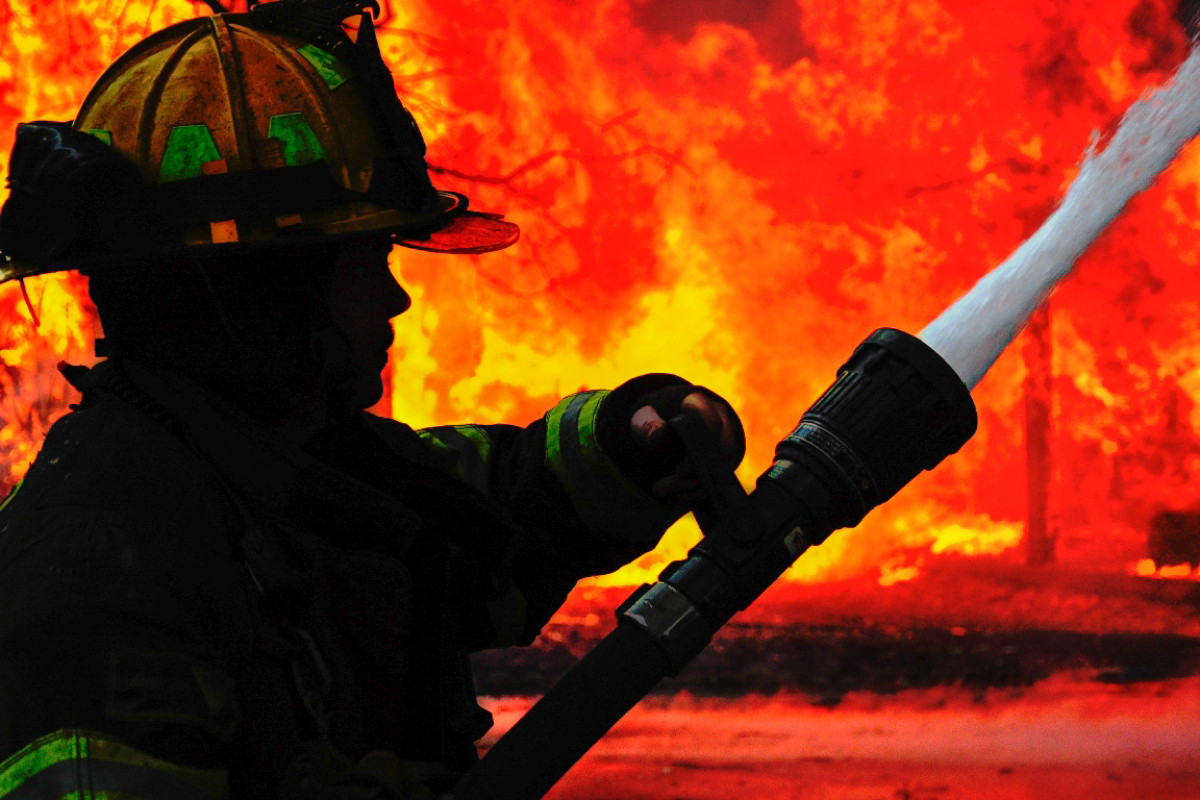 Qubada soyuducu anbar yanıb