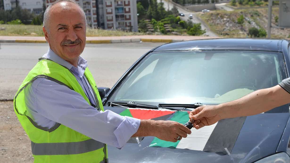 Türkiyədə bir şəxs fələstinlilərə dəstək üçün avtomobilini bağışladı
