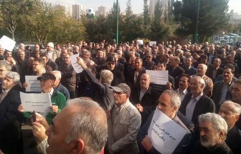 Təbrizli rabitə işçiləri etiraz aksiyası keçiriblər