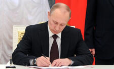 Putin Salyukovu vəzifəsindən azad etdi