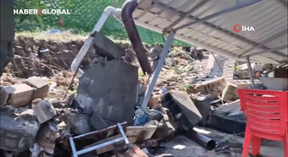 Türkiyədə güclü yağış evlərin bağ divarlarını uçurub