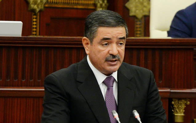 Seyfulla Əzimov Milli Məclisdə insan alverinə qarşı mübarizə ilə bağlı çıxış edir