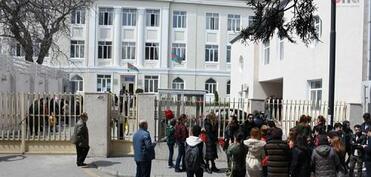 Şagirdlər ağlayaraq çıxdılar: İmtahanda nə baş verib? - Video