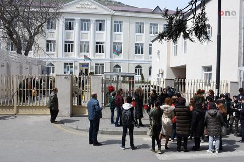 Şagirdlər ağlayaraq çıxdılar: İmtahanda nə baş verib? - Video