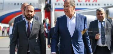 Lavrova İrəvanda şok: “Putin qatildir” şüarı ilə qarşılandı