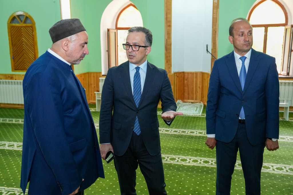 Komitə sədri Qazaxda yerləşən dini ibadətgahların fəaliyyəti ilə tanış olub