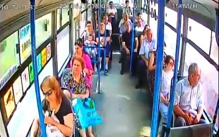 Avtobusun şüşəsini sındıran şəxs saxlanıldı