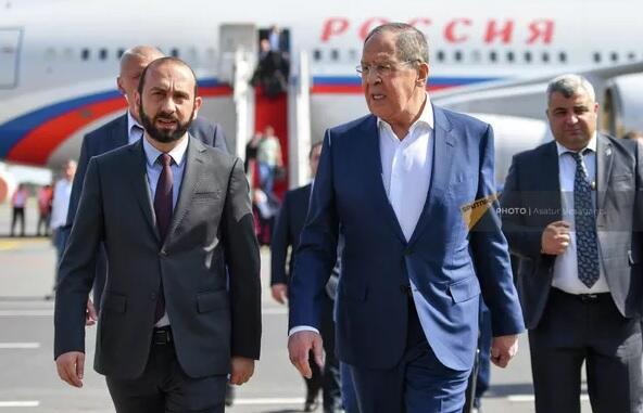 Lavrova İrəvanda şok: “Putin qatildir” şüarı ilə qarşılandı