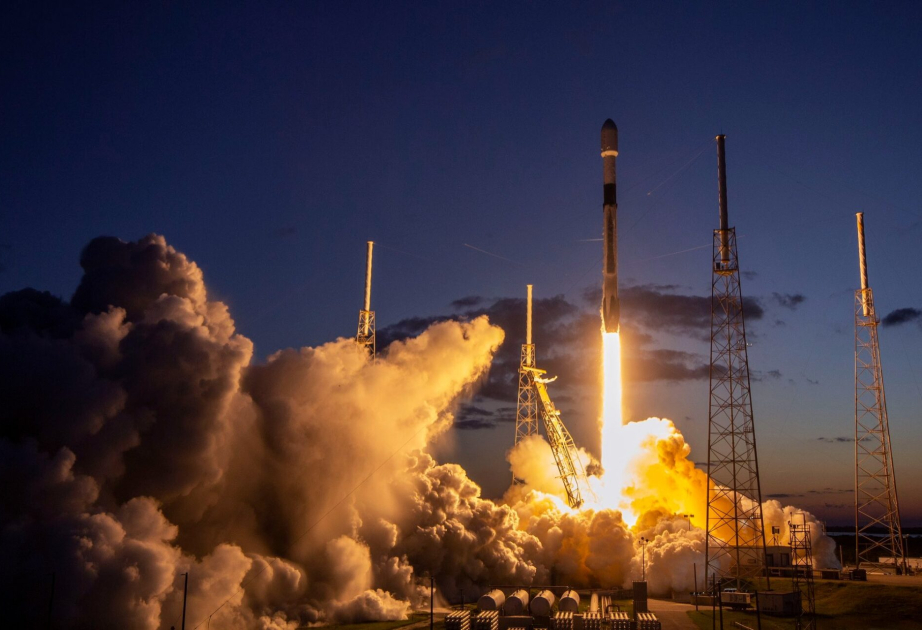 “SpaceX” şirkəti orbitə daha 23 internet peyki çıxarıb