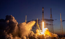 “SpaceX” şirkəti orbitə daha 23 internet peyki çıxarıb