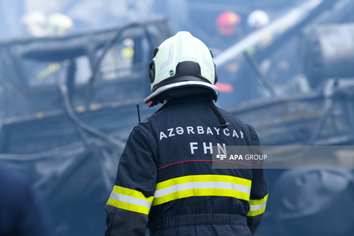 Sumqayıtda yaşayış binasında yanğın olub, 3 nəfər təxliyə edilib