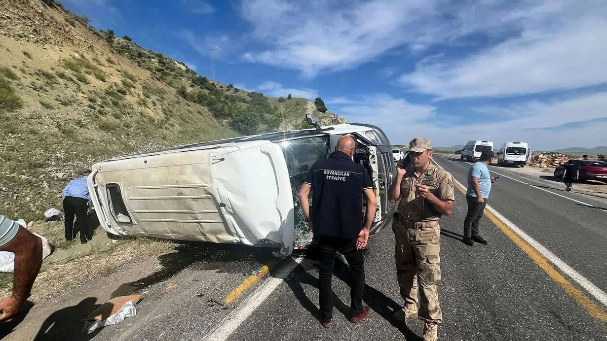 Türkiyə mikroavtobus aşıb, 3-ü ağır olmaqla, 7 nəfər yaralanıb