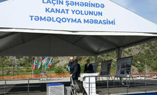 Prezident İlham Əliyev Laçın kanat yolunun təməlini qoyub