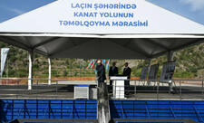 Prezident İlham Əliyev Laçın kanat yolunun təməlini qoyub