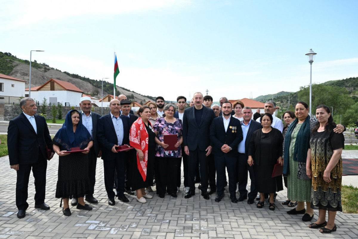 Prezident Laçının Bəylik kəndinə köçən sakinlərlə görüşüb, onlara evlərin açarlarını təqdim edib