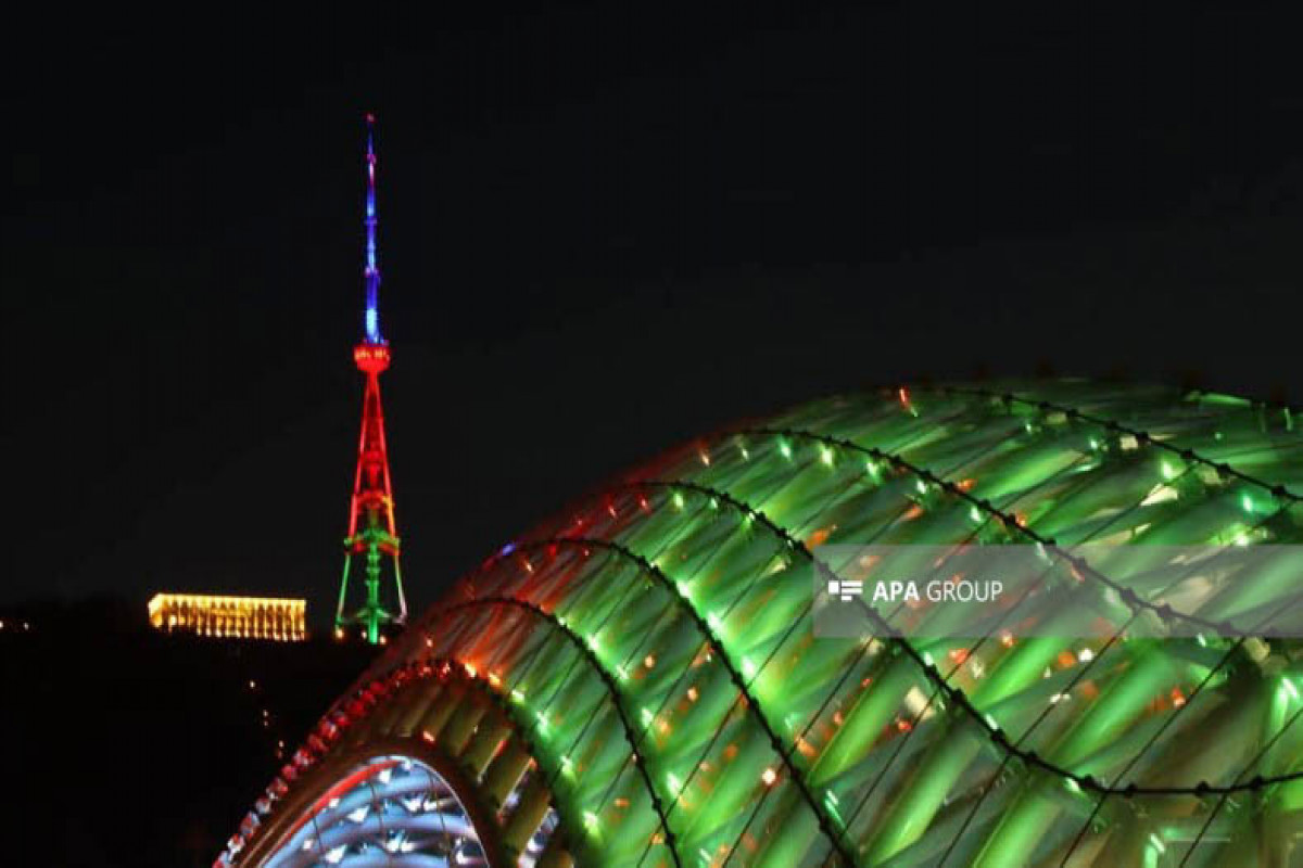 Tbilisidə “Sülh körpüsü” Azərbaycan bayrağının rəngləri ilə işıqlandırılıb