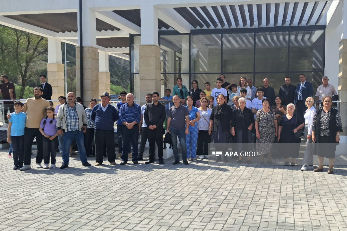Köç karvanı Laçının Bəylik kəndinə çatıb, evlərin açarları təqdim edilib - YENİLƏNİB