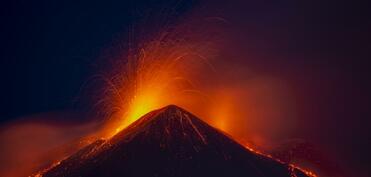Etna vulkanı kül və lava püskürtdü