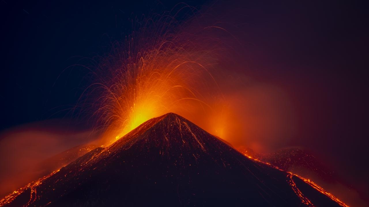 Etna vulkanı kül və lava püskürtdü