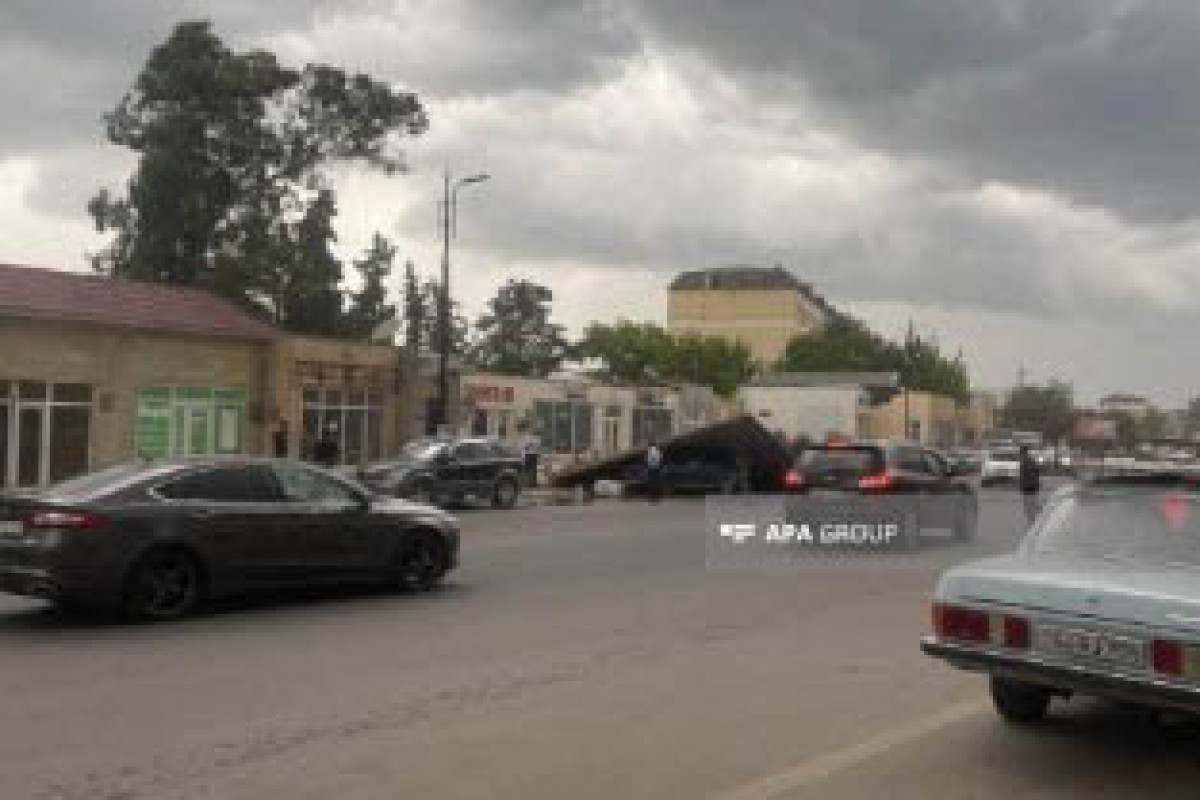 Sabirabadda güclü külək tikilinin damını avtomobilin üstünə aşırıb