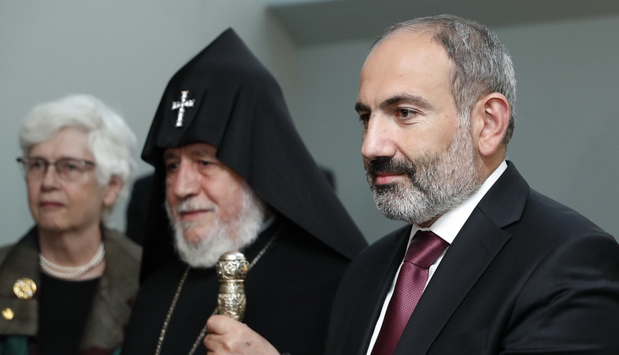 Paşinyan Kilsəyə “hücum” edib