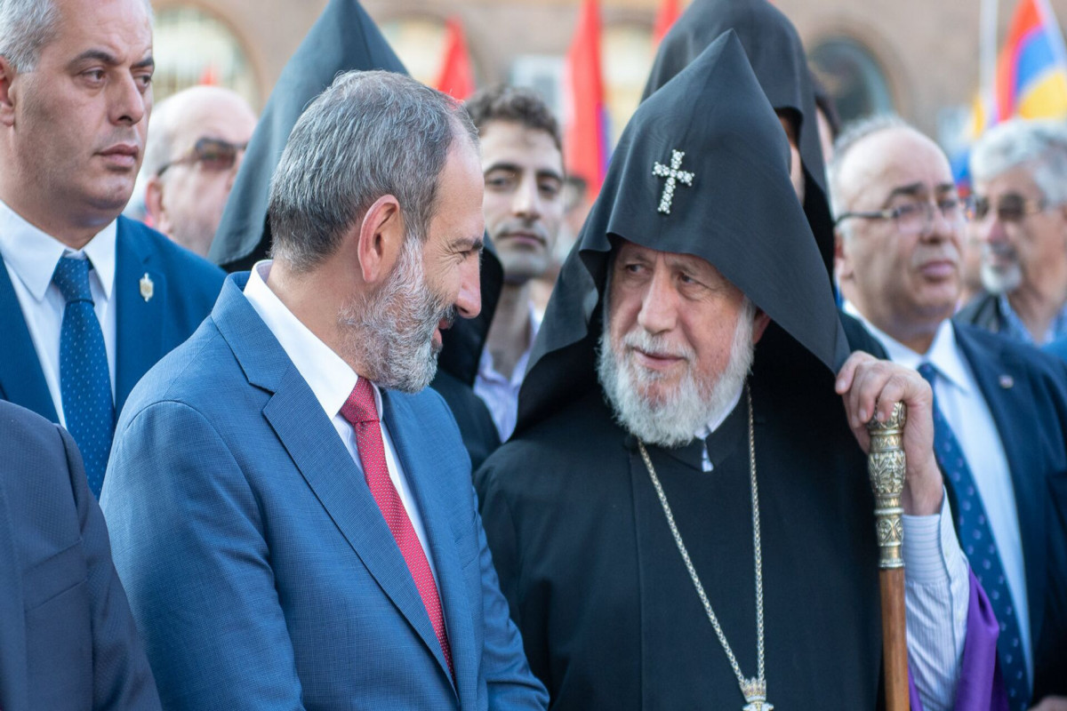 Paşinyan II Qaregindən iqamətgahını dərhal tərk etməyi tələb edib