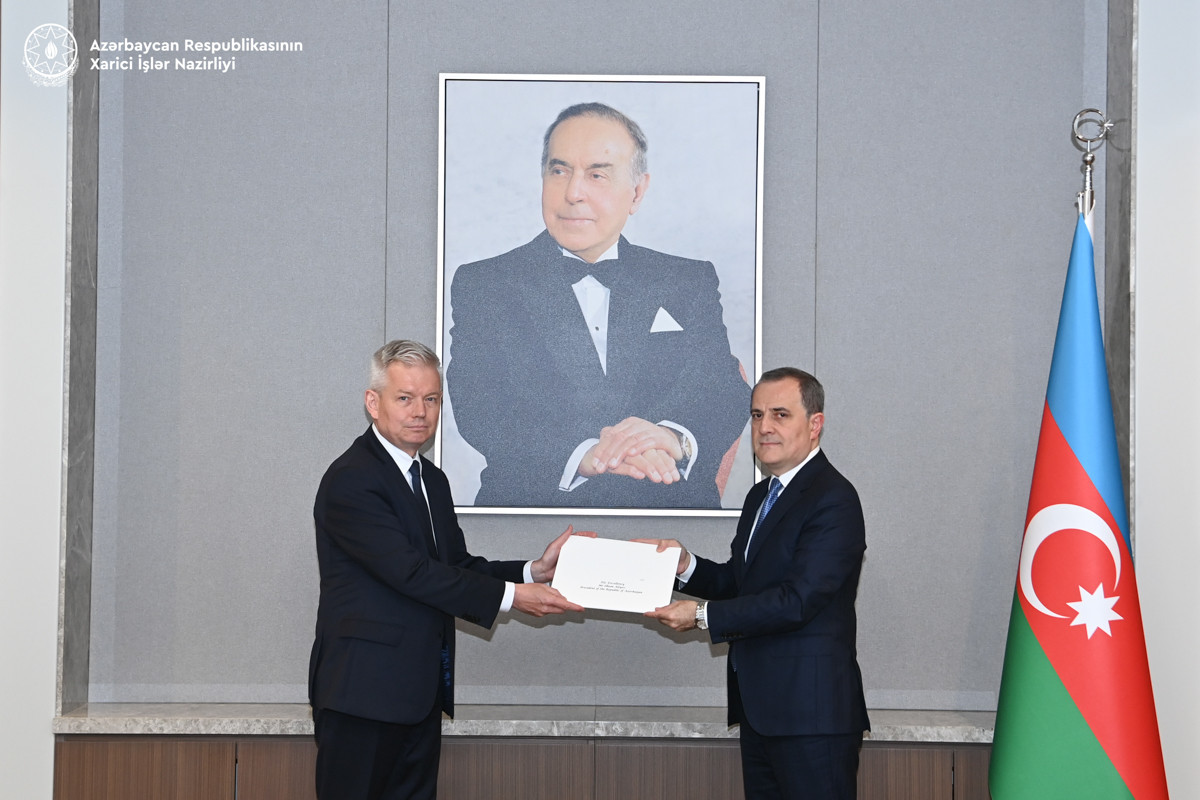 Polşa səfiri etimadnaməsinin surətini Ceyhun Bayramova təqdim edib