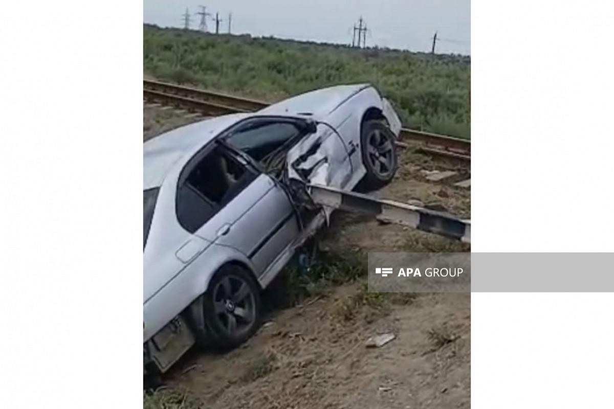 Saatlıda avtomobil dəmir yolu keçidinə çırpılıb, 2 nəfər xəsarət alıb