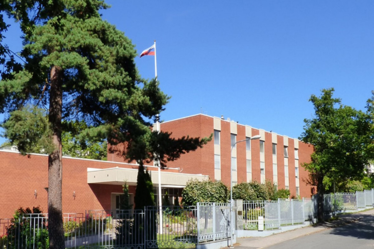 Rusiyanın İsveçdəki Ticarət Nümayəndəliyinin binasına PUA ilə rəngli bağlama atılıb