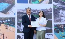 Yeni parkda gənc rəssamların sərgisi keçirilib