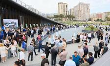 Yeni parkda gənc rəssamların sərgisi keçirilib