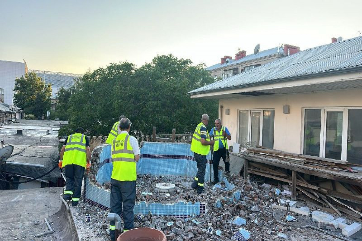 Bakıda binanın damında qanunsuz inşa olunan hovuz sökülüb  - FOTO
