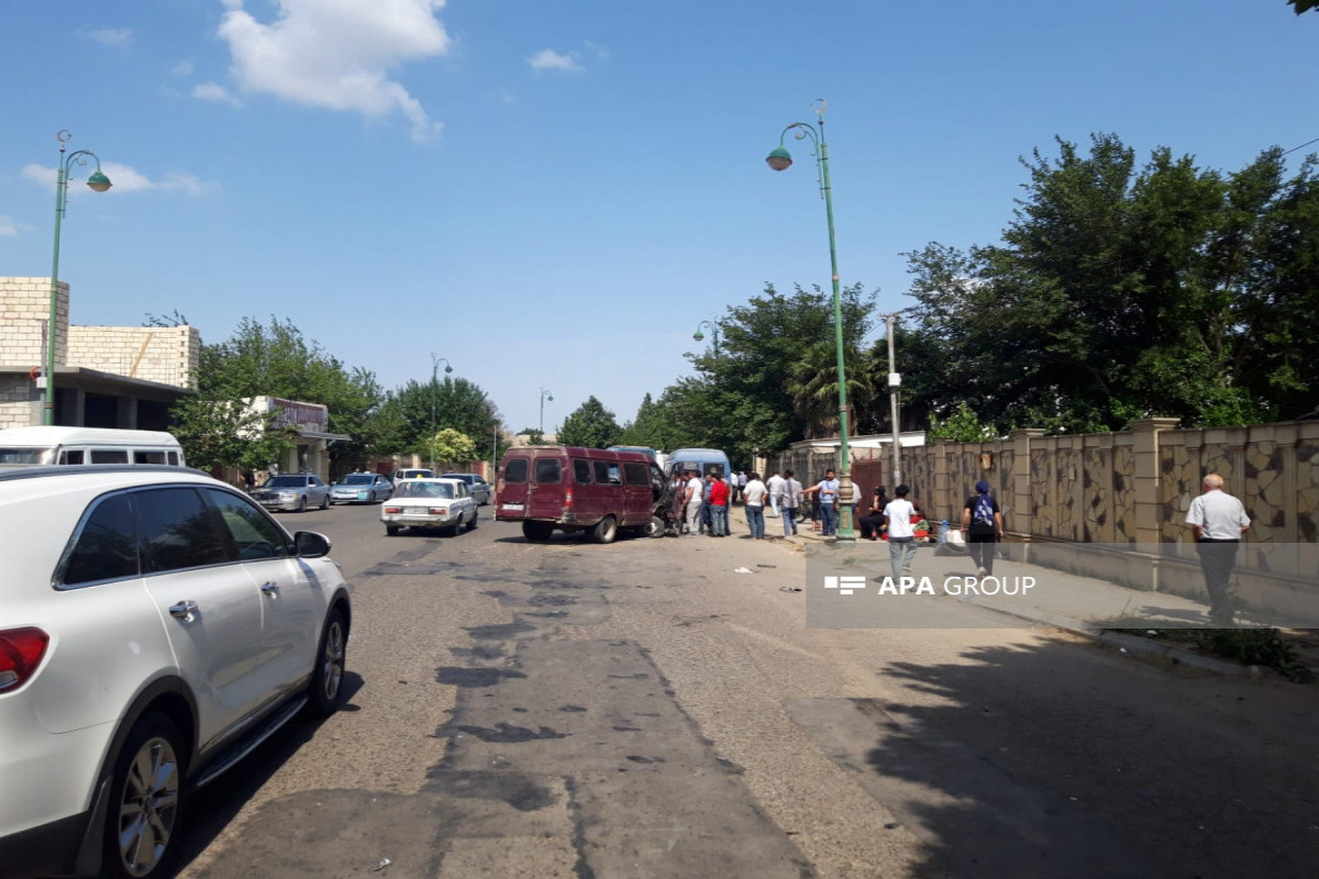 Biləsuvarda mikroavtobusla minik maşını toqquşub, xəsarət alanlar var