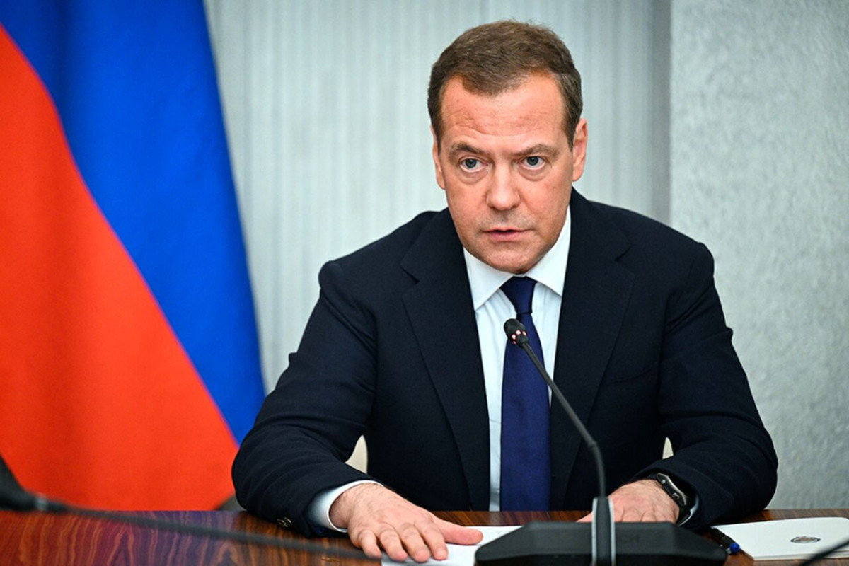 Medvedev: İranda siyasi rejim devrilməyəcək