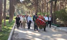 ƏHD Partiyasının rəhbərliyi Əb&uuml;lfəz El&ccedil;ibəyin məzarını ziyarət edib