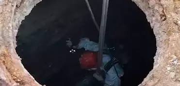 Bakıda kişi lyuka düşdü: İki gündür tapılmır - Video