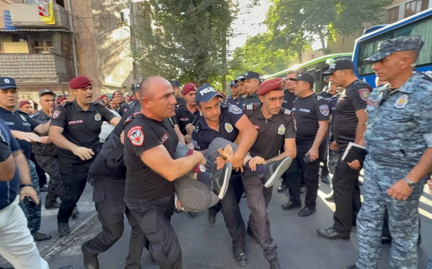 Ermənistanda arxiyepiskop Mikael Acapaxyanın 20-dən çox tərəfdarı saxlanılıb