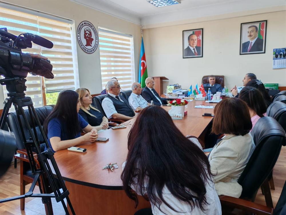 Dilçilik İnstitutunda Azərbaycan dili ilə bağlı ictimai müzakirə keçirildi -FOTO