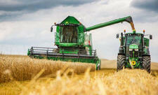 Şəkidə "John Deere" markalı kombaynın yanıb