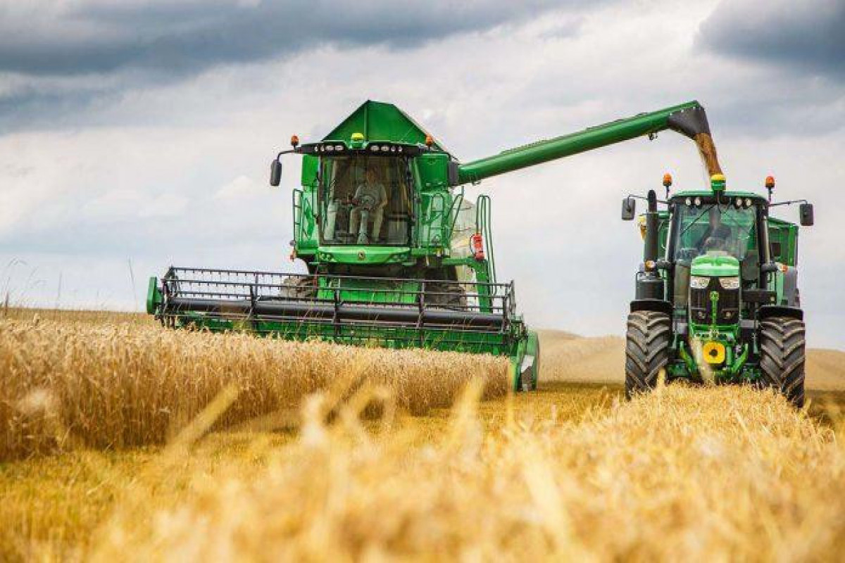 Şəkidə "John Deere" markalı kombaynın yanıb