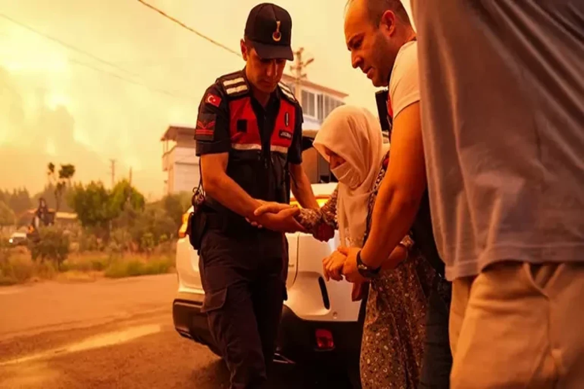 Türkiyədə meşə yanğınları davam edir, evlərə və avtomobillərə zərər dəyib - FOTOLENT