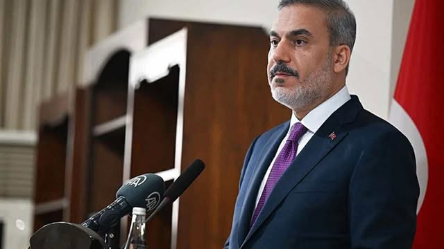 Türkiyəli nazirdən Məhəmməd Peyğəmbərin karikaturasını dərc edən jurnala sərt reaksiya