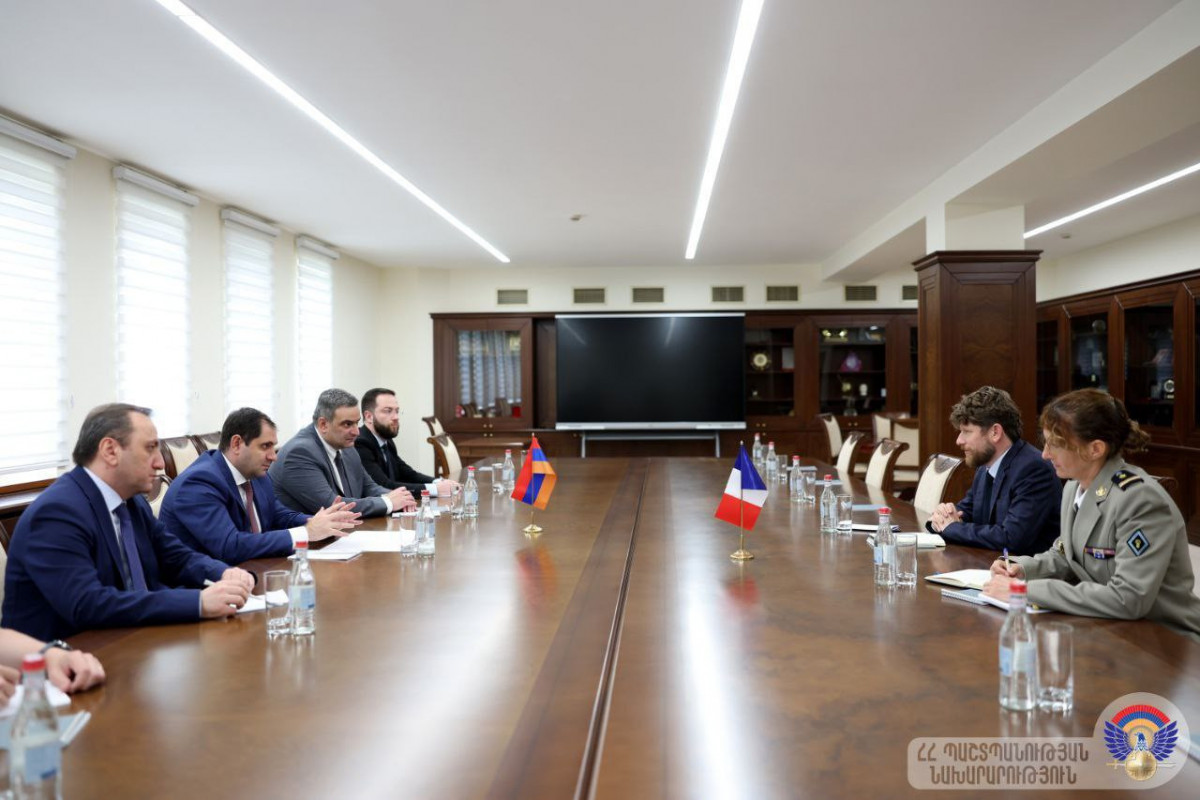 Ermənistanın müdafiə naziri Fransa səfiri ilə görüşüb