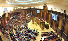 Ermənistan parlamentində qarşıdurma olub, Paşinyanın partiyadaşına butılka atılıb